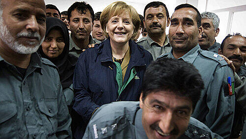 Wohl behütet: Kanzlerin Angela Merkel zwischen Kadetten der Polizeiakademie in Mazar-e-Sharif. Wohl behütet: Kanzlerin Angela Merkel zwischen Kadetten der Polizeiakademie in Mazar-e-Sharif.