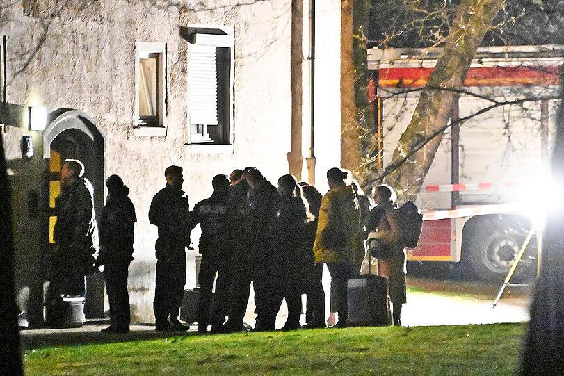 Polizeieinsatz am Donnerstagabend (19.3.2026) in der Karlingerstra&szlig;e in Moosach.