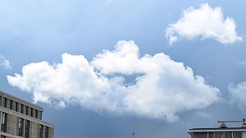 Sonne, Wolken und Schauer - so geht es vorerst weiter beim Wetter.