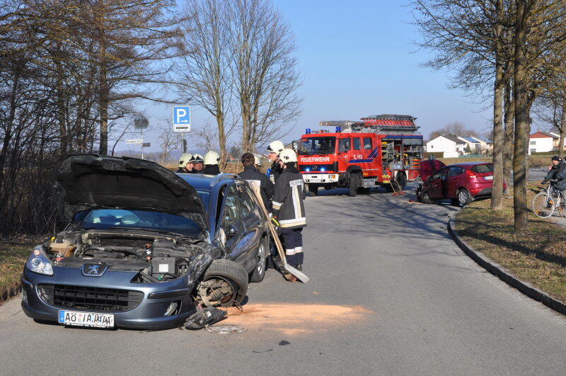 Altötting Gegen 15 Uhr erreignete sich auf der Untersbergstraße in Altötting ein Verkehrsunfall. Die Unfallstelle befand sich in einer Kurve. Es wurden zwei Personen leicht verletzt. Laut Polizei sollen beide Fahrzeugführer im Kurvenbereich zu weit in der Mitte gefahren sein.