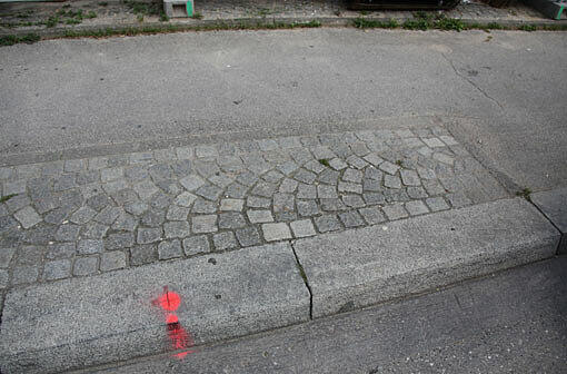 Auf dem Bordstein ist die genaue Stelle markiert, auf die Fritz Ebel stürzte, nachdem ihn der Radler geschubst hatte.