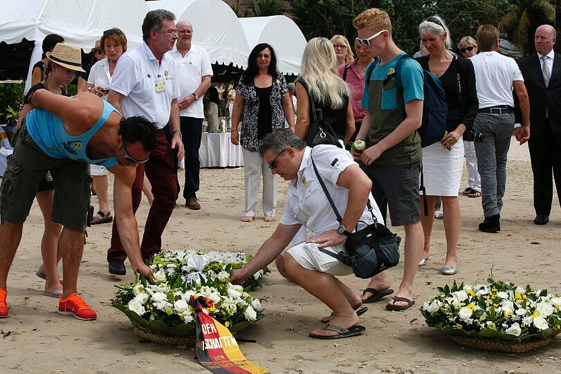 Zehn Jahre später gedenken Angehörige der Tsunami-Opfer in Indonesien