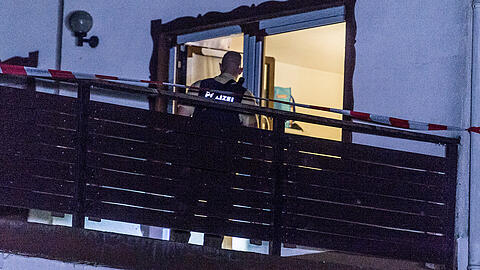 Ein Polizist vor einem Fenster in der Asylunterkunft in Arnschwang.