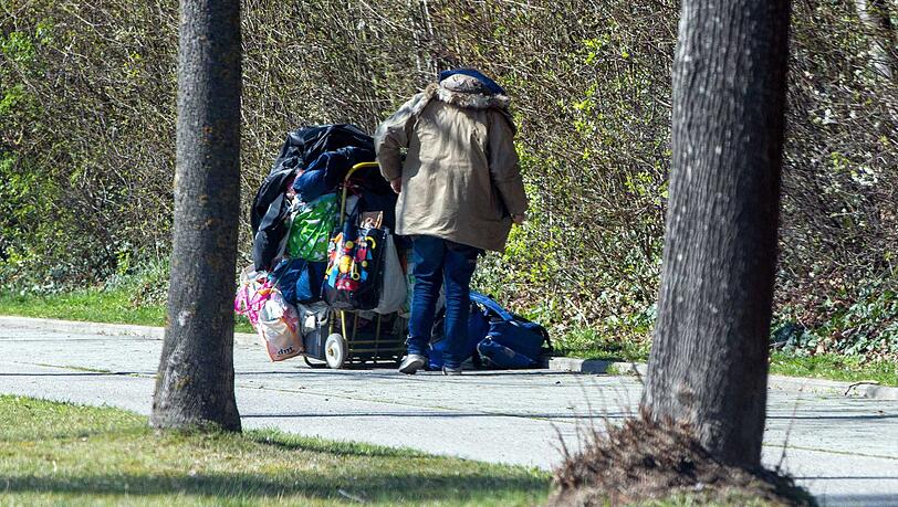 In Zeiten der Corona-Krise in München: Eine obdachlose Frau mit ihrem Hab und Gut auf der Straße. In Zeiten der Corona-Krise in München: Eine obdachlose Frau mit ihrem Hab und Gut auf der Straße.