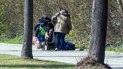In Zeiten der Corona-Krise in München: Eine obdachlose Frau mit ihrem Hab und Gut auf der Straße.