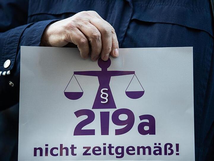 Werbung für Abtreibungen bleibt verboten - aber die Informationen für Frauen, die ungewollt schwanger geworden sind, sollen verbessert werden. Darauf hat sich die Bundesregierung verständigt.
