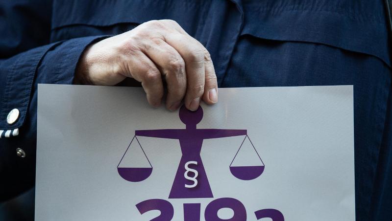 Werbung für Abtreibungen bleibt verboten - aber die Informationen für Frauen, die ungewollt schwanger geworden sind, sollen verbessert werden. Darauf hat sich die Bundesregierung verständigt. Werbung für Abtreibungen bleibt verboten - aber die Informationen für Frauen, die ungewollt schwanger geworden sind, sollen verbessert werden. Darauf hat sich die Bundesregierung verständigt.