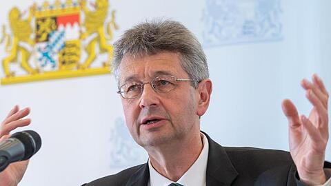 Michael Piazolo (Freie Wähler), Staatsminister für Unterricht und Kultus, gestikuliert. Foto: Peter Kneffel/dpa/Archivbild