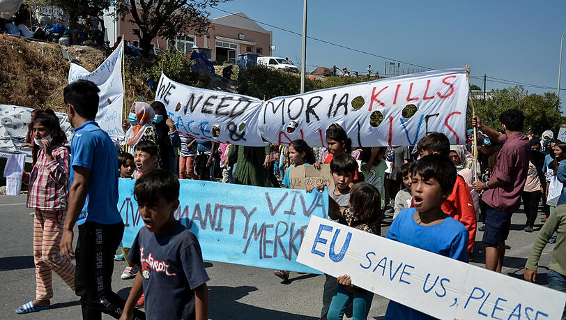 Fünf Tage nach den Bränden im zerstörten Flüchtlingscamp von Moria leben noch immer Tausende Flüchtlinge und Migranten auf der griechischen Insel Lesbos auf der Straße.