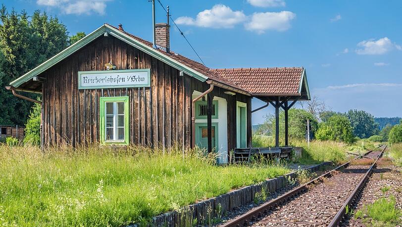 In Reichertshofen verkehrte mal die Staudenbahn - die alte Haltestelle verfällt.