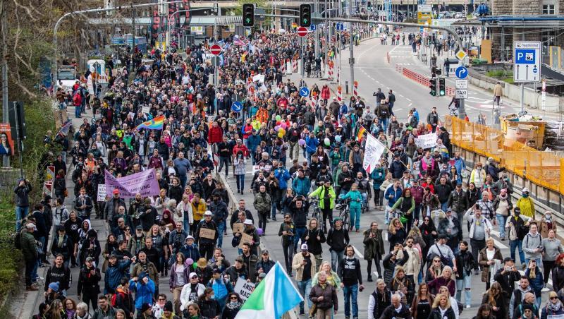 Rund 15.000 Menschen nahmen am Samstag an der Demonstration in Stuttgart teil.