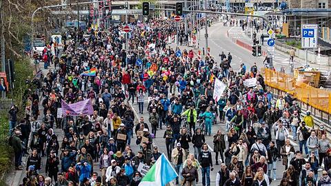 Rund 15.000 Menschen nahmen am Samstag an der Demonstration in Stuttgart teil.