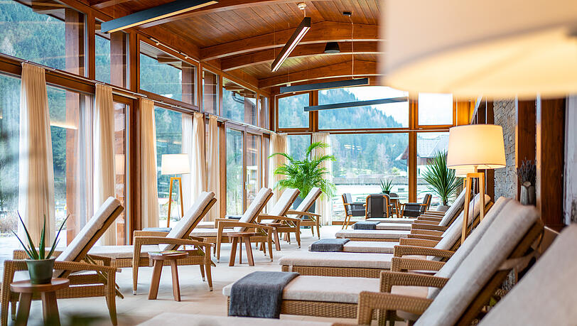 Hier erwarten Sie ein imposanter Swimmingpool, Sitzbecken, eine Sauna, eine Dampfkabine und eine Infrarotsauna. Hier erwarten Sie ein imposanter Swimmingpool, Sitzbecken, eine Sauna, eine Dampfkabine und eine Infrarotsauna.