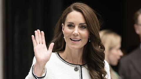 Erheblich verschlimmert wurde die Situation durch den unbeholfenen Versuch, die Sorgen um Kate mit einem Familienfoto der Prinzessin und ihren Kindern zu zerstreuen.
