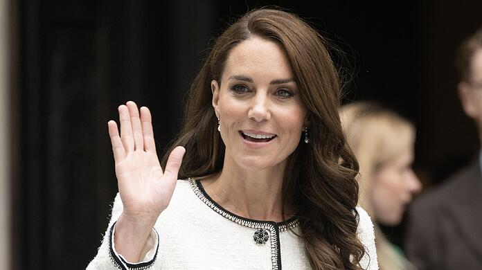 Erheblich verschlimmert wurde die Situation durch den unbeholfenen Versuch, die Sorgen um Kate mit einem Familienfoto der Prinzessin und ihren Kindern zu zerstreuen.