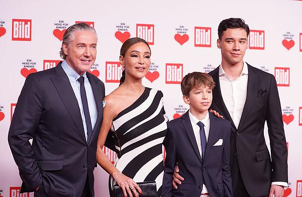 Verona Pooth auf der "Ein Herz für Kinder"-Gala 2024. Mit dabei: Ehemann Franjo Pooth (l.) und die Söhne Rocco Ernesto und Diego.