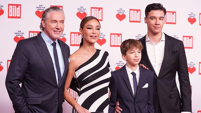 Verona Pooth auf der "Ein Herz für Kinder"-Gala 2024. Mit dabei: Ehemann Franjo Pooth (l.) und die Söhne Rocco Ernesto und Diego.