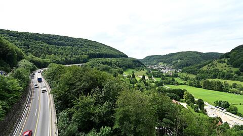 Konkret geht es laut Ministerium um 16 Bundesstraßen- und 7 Autobahn-Neubauprojekte in 12 Bundesländern - zum Beispiel um den Albaufstieg.