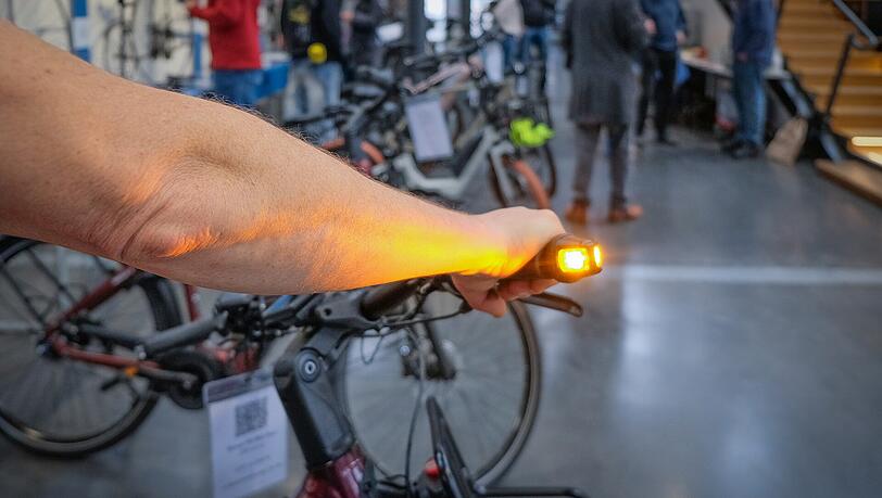 Gunnar Fehlau l&ouml;st den Radl-Blinker mit dem Handballen aus &ndash; so zeigt man das Abbiegen, ohne die H&auml;nde vom Lenker nehmen zu m&uuml;ssen.