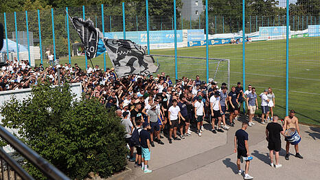 Hunderte TSV-1860-Anh&auml;nger feuern die Mannschaft beim Training an &ndash; der lautstarke Vorgeschmack auf die 3.200 mitreisenden Fans zum Saisonauftakt in Schweinfurt.