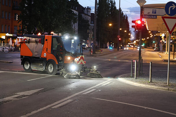 Die Leopoldstraße muss bis 7 Uhr fertig gereinigt sein. Die Leopoldstraße muss bis 7 Uhr fertig gereinigt sein.