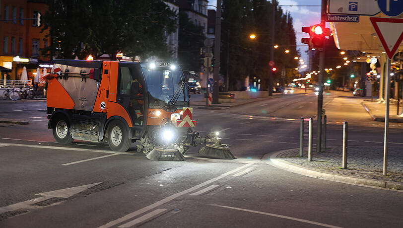 Die Leopoldstraße muss bis 7 Uhr fertig gereinigt sein. Die Leopoldstraße muss bis 7 Uhr fertig gereinigt sein.
