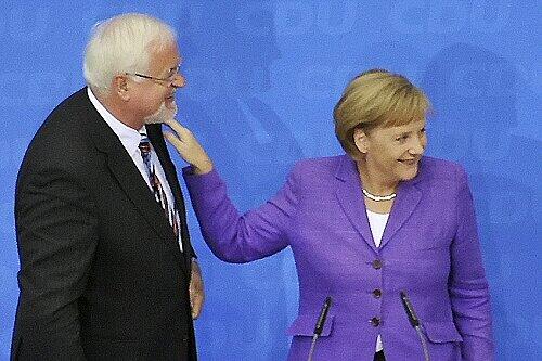 Merkel und der schleswig- holsteinische Ministerpräsident Peter Harry Carstensen (CDU) näherten sich am Sonntag bei einem Spitzentreffen in Berlin an