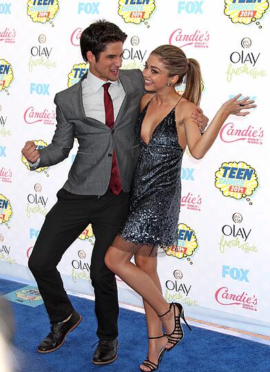 Schauspieler Tyler Posey und Schauspielerin Sarah Hyland liefern sich eine kleine Tanzeinlage.