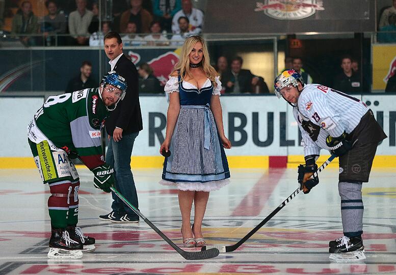 Wiesn-Playmate Kathie Kern beim Eröffnugsbully beim EHC Red Bull München.