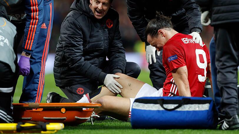 Manchesters Superstar Zlatan Ibrahimovic verletzt sich bei der Partie gegen Anderlecht am Knie.