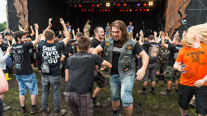 Das Wacken-Festival ist eröffnet. Die Bilder von Bier, Matsch und Fans.