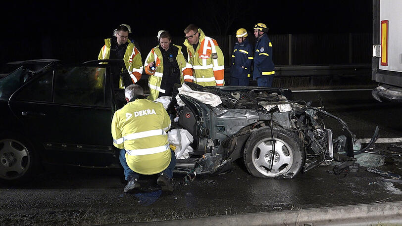 Das Ehepaar im Auto kam mit schwersten Verletzungen ins Krankenhaus. Der Lkw-Fahrer wurde zum Helden, weil er nach dem Unfall sofort das brennende Auto löschte. Die Bilder von der Unfallstelle.