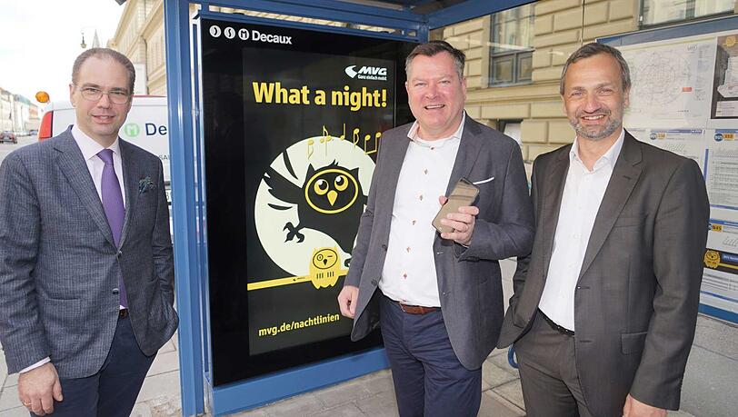 Patrick Möller und Stefan Helbig vom Plakatwerber DSMDecaux (l. und r.) haben Bürgermeister Josef Schmid in ihre Mitte genommen. Patrick Möller und Stefan Helbig vom Plakatwerber DSMDecaux (l. und r.) haben Bürgermeister Josef Schmid in ihre Mitte genommen.