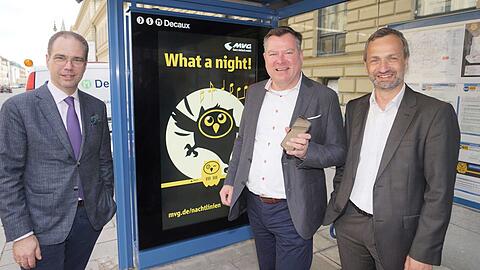 Patrick Möller und Stefan Helbig vom Plakatwerber DSMDecaux (l. und r.) haben Bürgermeister Josef Schmid in ihre Mitte genommen.