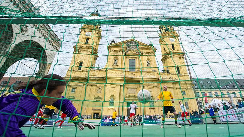 Bilder vom European-Homeless-Cup 2013 am Odeonsplatz.