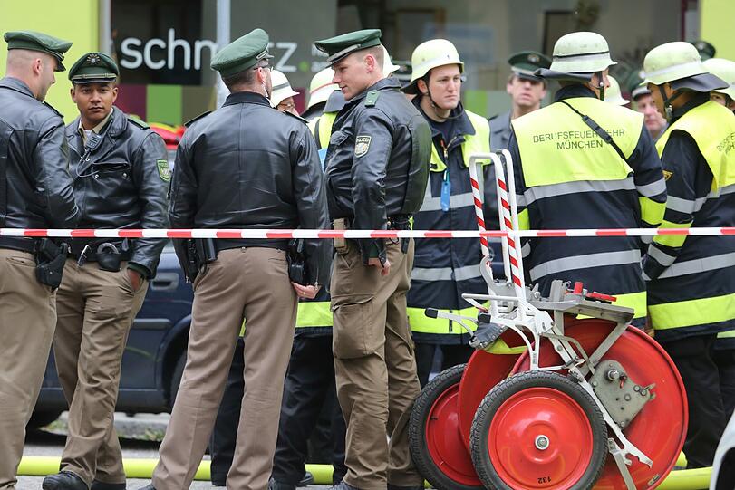 SEK-Einsatz! Polizei findet nach Waffen-Kontrolle Toten in der Holzstraße. Die Bilder vom Einsatz...