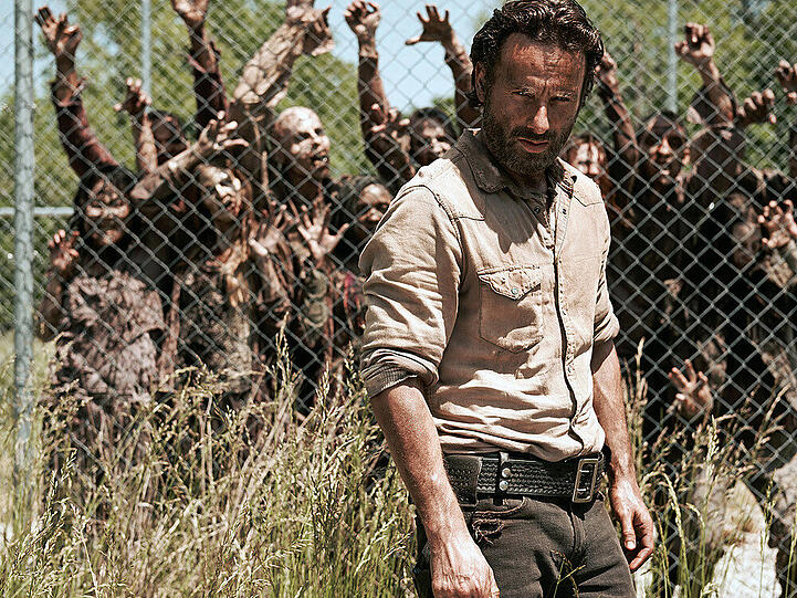 Rick (Andrew Lincoln) im Kampf gegen die Beißer