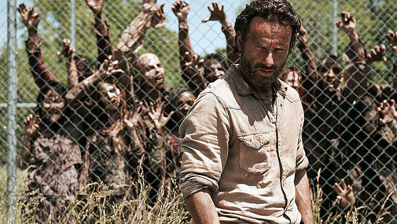Rick (Andrew Lincoln) im Kampf gegen die Beißer Rick (Andrew Lincoln) im Kampf gegen die Beißer