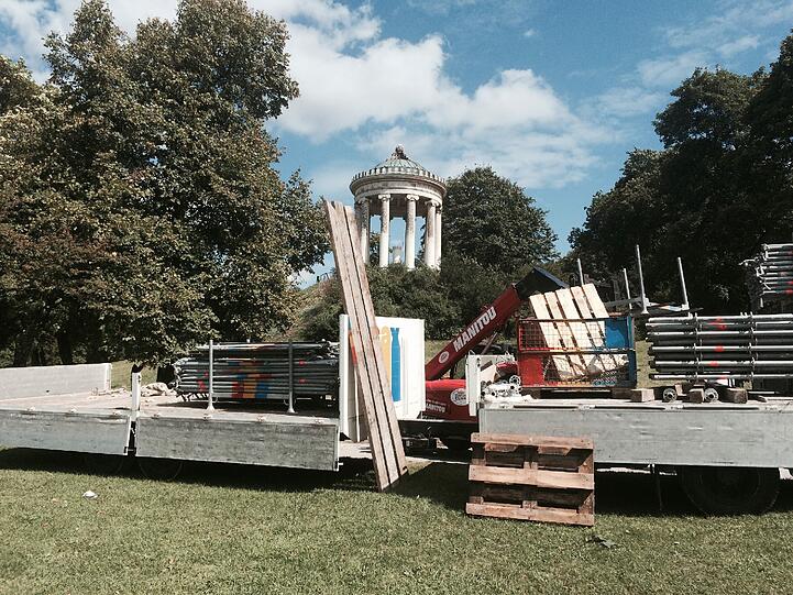 Seit Montag rollen durch den Englischen Garten nicht nur Radler, sondern auch Baustellenfahrzeuge.