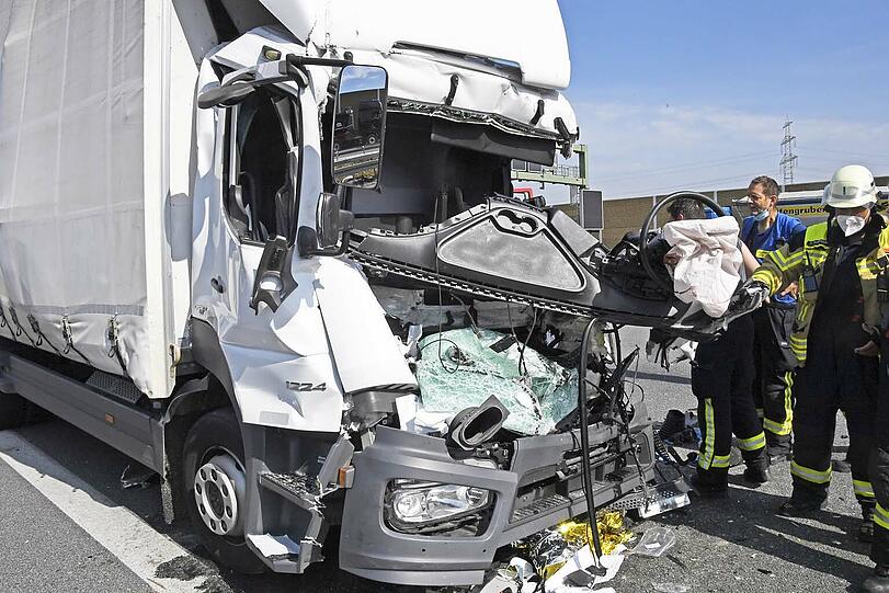 Der 44-jährige Lkw-Fahrer war schwer verletzt in den Trümmern seiner Fahrerkabine eingeklemmt.