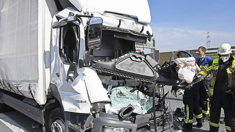 Der 44-jährige Lkw-Fahrer war schwer verletzt in den Trümmern seiner Fahrerkabine eingeklemmt. Der 44-jährige Lkw-Fahrer war schwer verletzt in den Trümmern seiner Fahrerkabine eingeklemmt.
