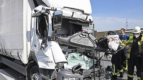 Der 44-jährige Lkw-Fahrer war schwer verletzt in den Trümmern seiner Fahrerkabine eingeklemmt.