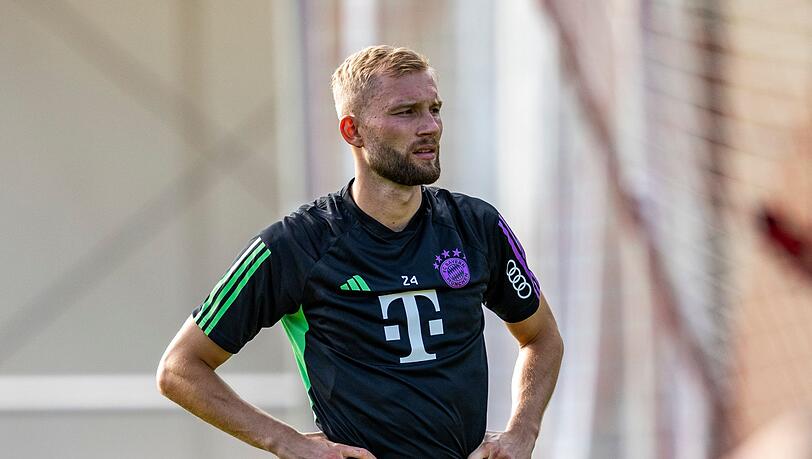 Konrad Laimer stemmt die Hände in die Hüften.