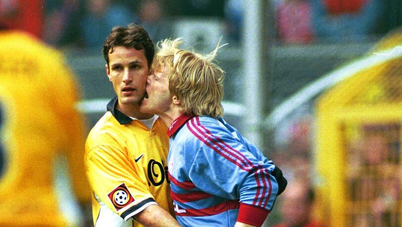 Da kam der Titan dem Heiko Herrlich ziemlich nahe: Oliver Kahn rasierte den damaligen Dortmunder während des Spiels. Da kam der Titan dem Heiko Herrlich ziemlich nahe: Oliver Kahn rasierte den damaligen Dortmunder während des Spiels.
