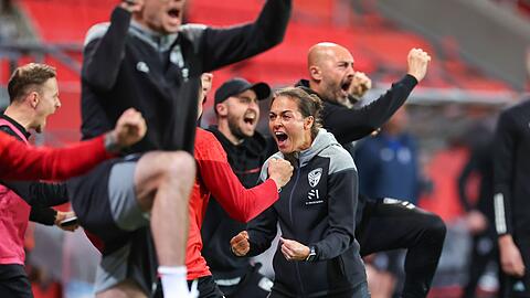 Die Trainerin Sabrina Wittmann aus Ingolstadt jubelt über den Treffer ihrer Mannschaft zum 1:1.