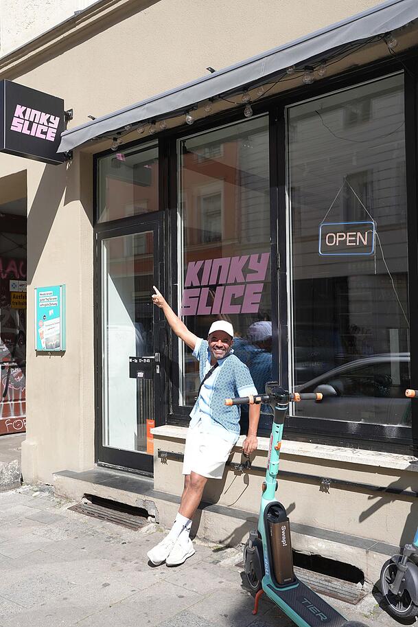 Hier hat er nichts zu meckern, nur längere Öffnungszeiten, das wär noch was: Simon Pearce bei Kinky Slice, wo er nichts für die Pizza zahlen muss.