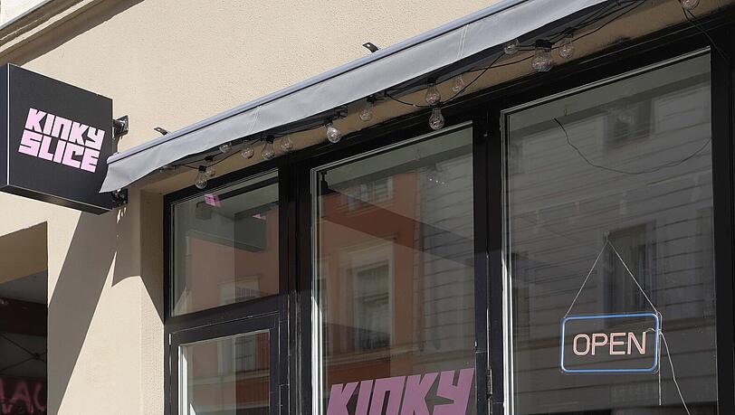 Hier hat er nichts zu meckern, nur längere Öffnungszeiten, das wär noch was: Simon Pearce bei Kinky Slice, wo er nichts für die Pizza zahlen muss. Hier hat er nichts zu meckern, nur längere Öffnungszeiten, das wär noch was: Simon Pearce bei Kinky Slice, wo er nichts für die Pizza zahlen muss.