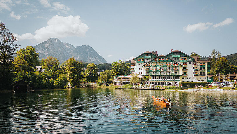 Die Seevilla Altaussee besticht mit traditionsreichem Charme, einer besonderen Lage am See  inmitten der Berge.