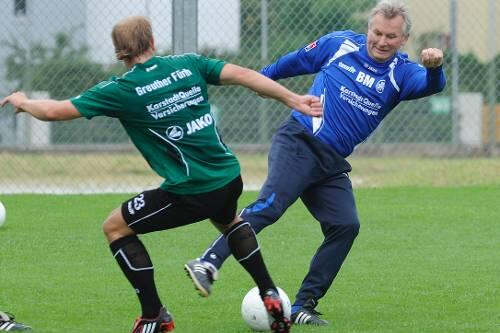 Für jeden Spaß zu haben &ndash; auch wenn man dafür seinen Trainer Benno Möhlmann schwanzen muss: Marco Sailer.