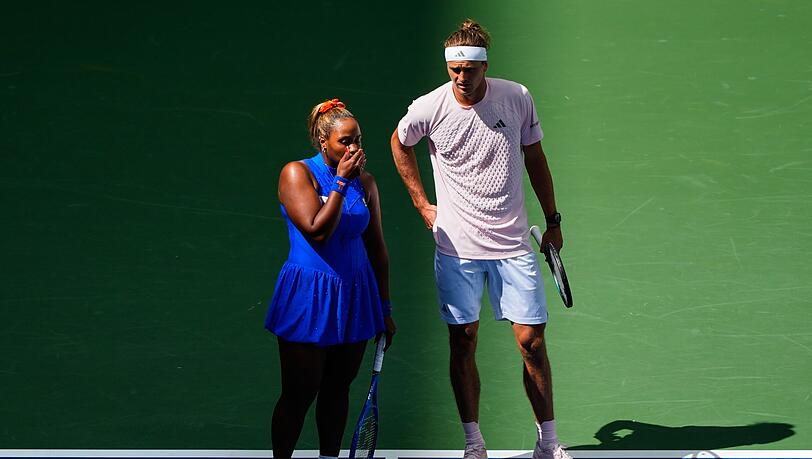 Alexander Zverev (r) ist im Mixed-Wettbewerb der US Open früh ausgeschieden. Alexander Zverev (r) ist im Mixed-Wettbewerb der US Open früh ausgeschieden.
